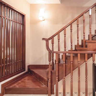 整木定制楼梯厂家：如何规划楼梯风格和整体装修的实用性?